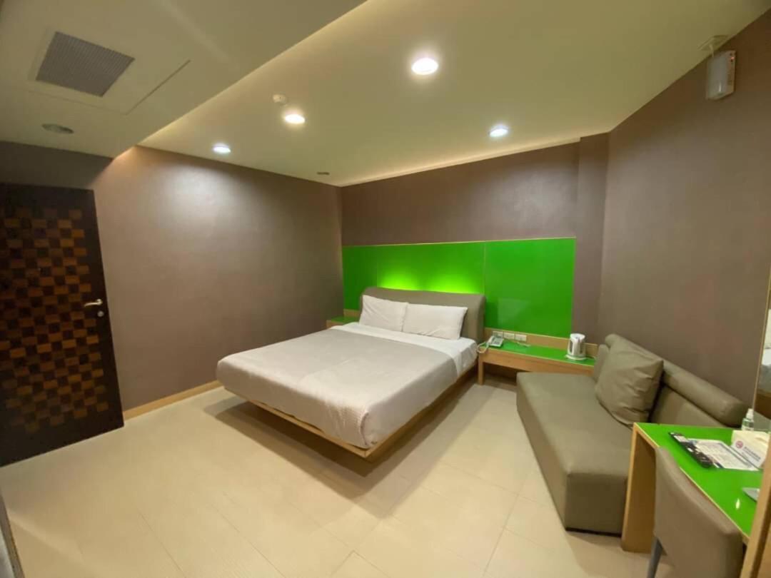 Love Hotel Pingtung Exterior photo